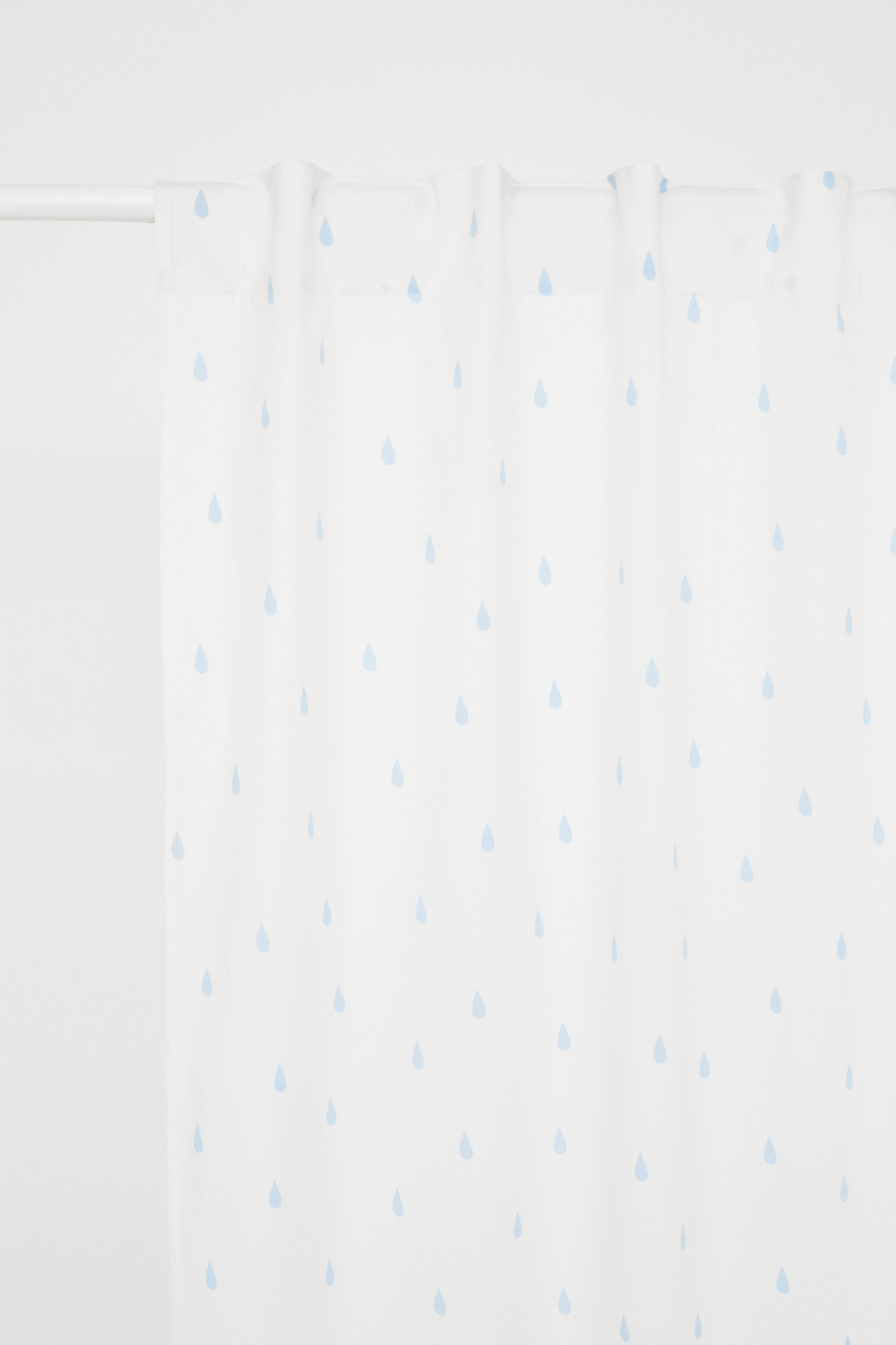 french blue and white fun coastal look - these teardrop curtain panels are fantastic